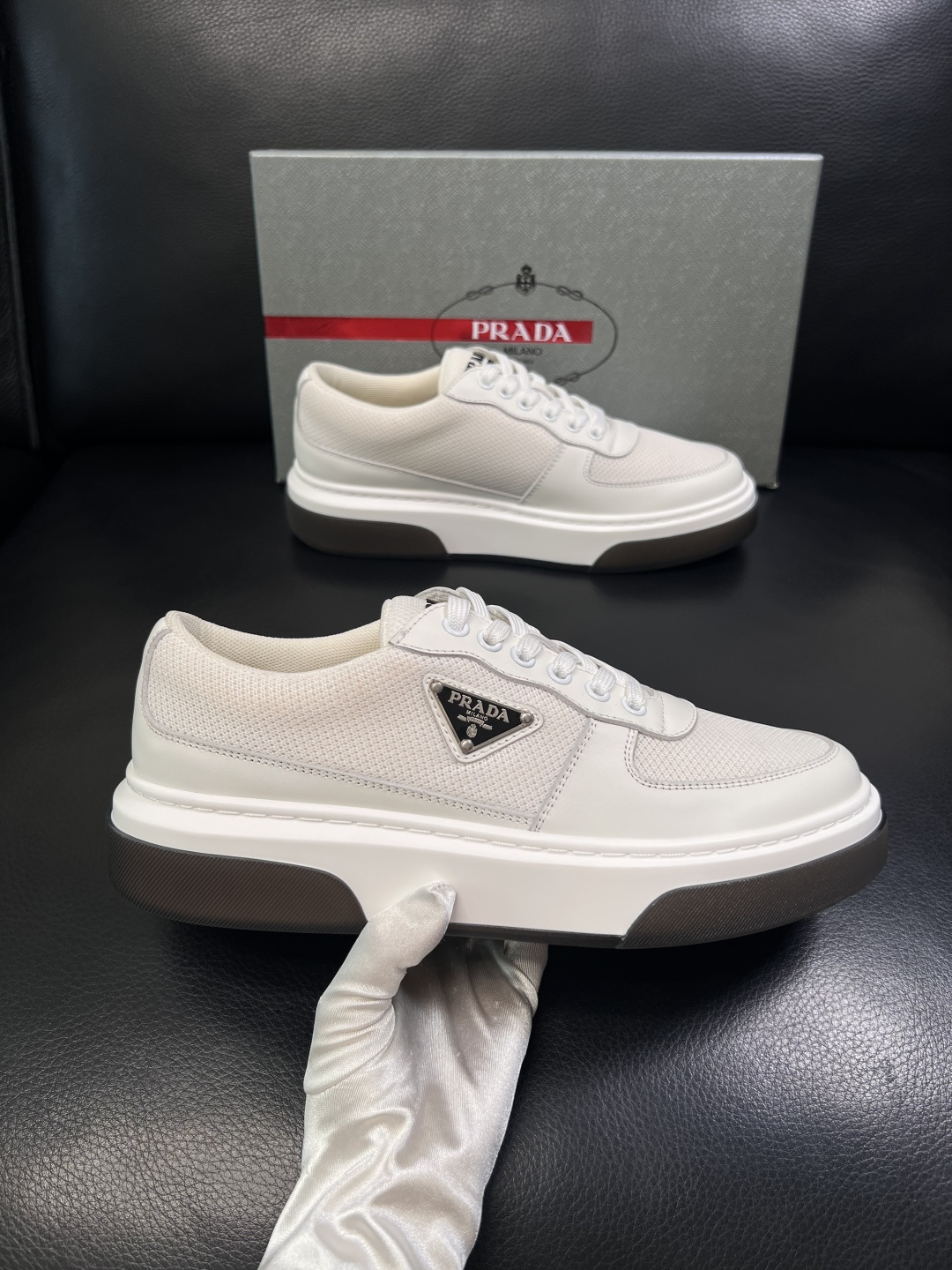 Prada  顶级工艺品，普拉达 专柜同步，原厂配置意大利进口牛皮面料，进口牛皮内里垫，透气舒适，鞋底：