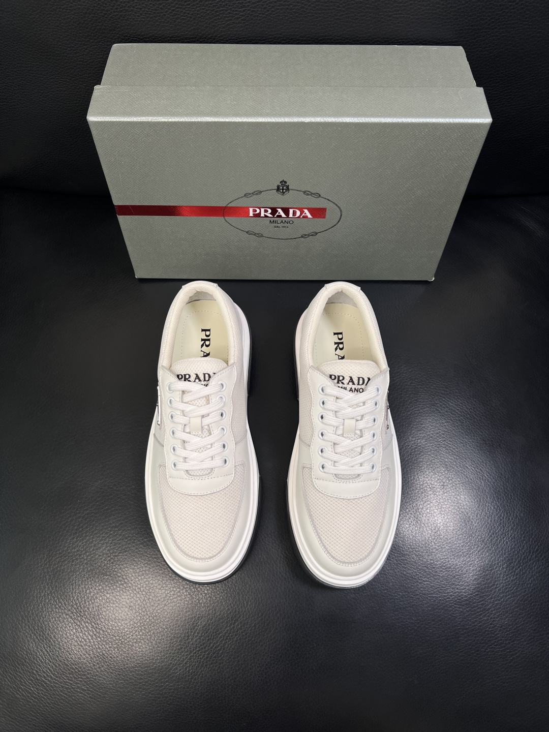 Prada  顶级工艺品，普拉达 专柜同步，原厂配置意大利进口牛皮面料，进口牛皮内里垫，透气舒适，鞋底：