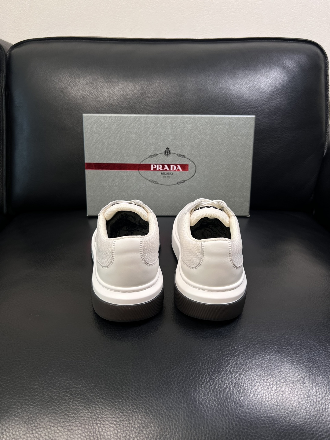 Prada  顶级工艺品，普拉达 专柜同步，原厂配置意大利进口牛皮面料，进口牛皮内里垫，透气舒适，鞋底：