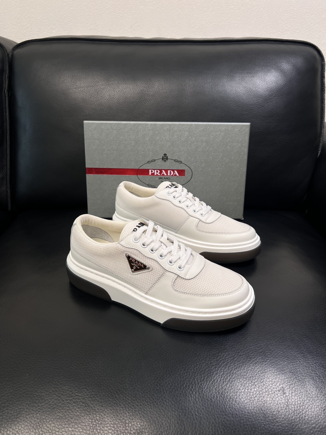 Prada  顶级工艺品，普拉达 专柜同步，原厂配置意大利进口牛皮面料，进口牛皮内里垫，透气舒适，鞋底：