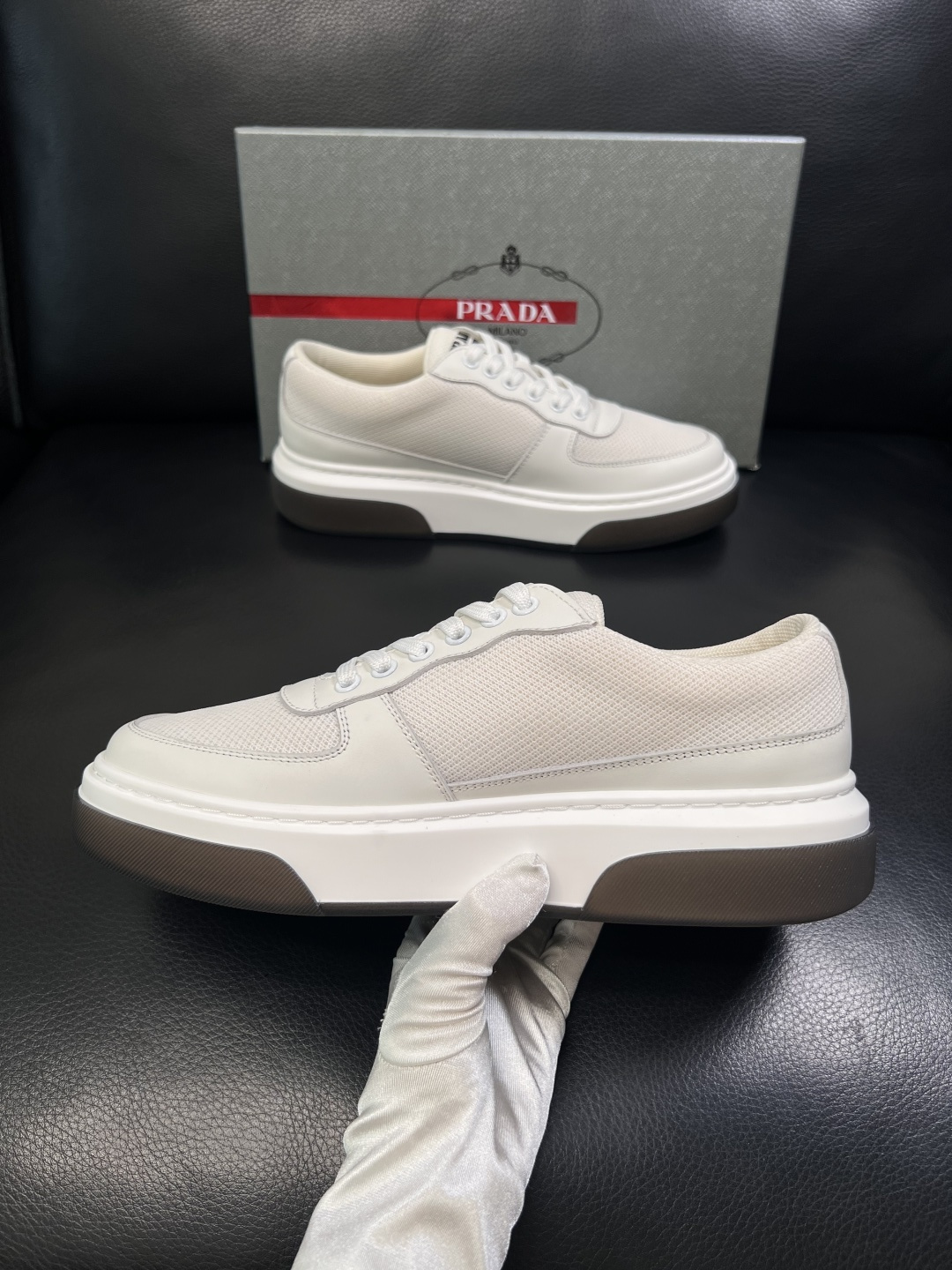 Prada  顶级工艺品，普拉达 专柜同步，原厂配置意大利进口牛皮面料，进口牛皮内里垫，透气舒适，鞋底：
