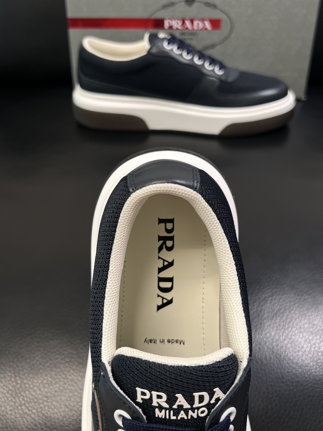 Prada  顶级工艺品，普拉达 专柜同步，原厂配置意大利进口牛皮面料，进口牛皮内里垫，透气舒适，鞋底：