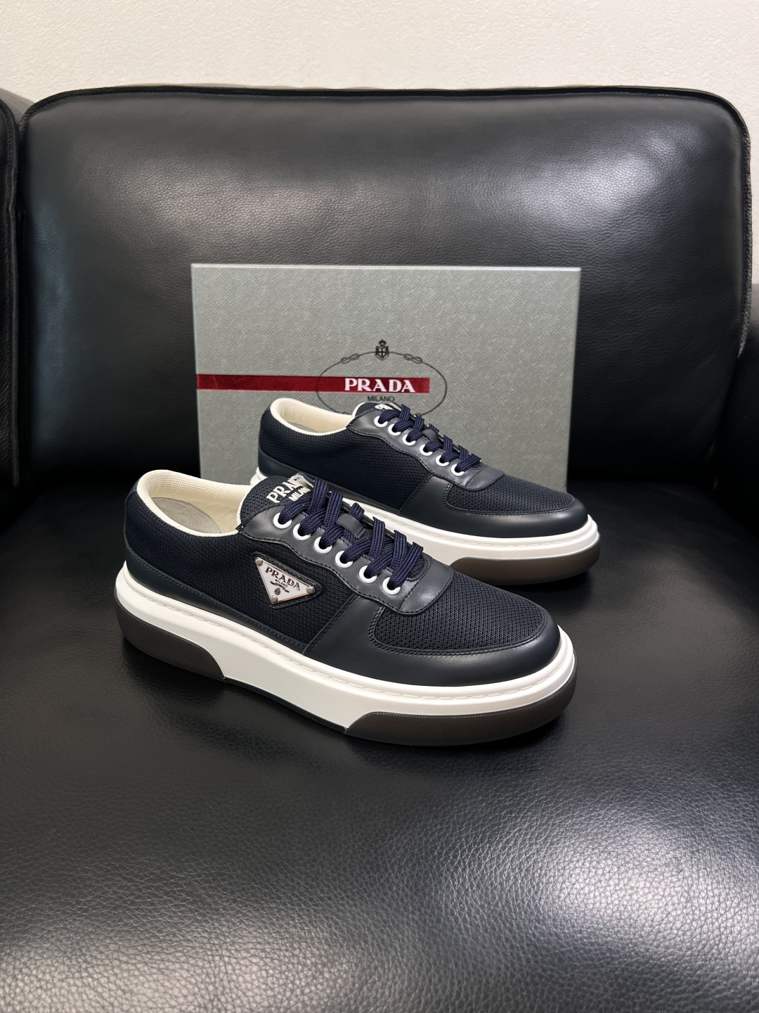 Prada  顶级工艺品，普拉达 专柜同步，原厂配置意大利进口牛皮面料，进口牛皮内里垫，透气舒适，鞋底：
