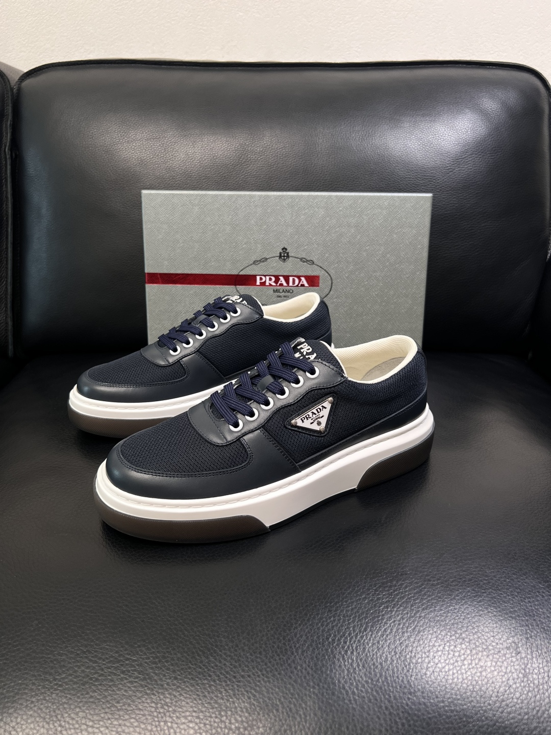 Prada  顶级工艺品，普拉达 专柜同步，原厂配置意大利进口牛皮面料，进口牛皮内里垫，透气舒适，鞋底：