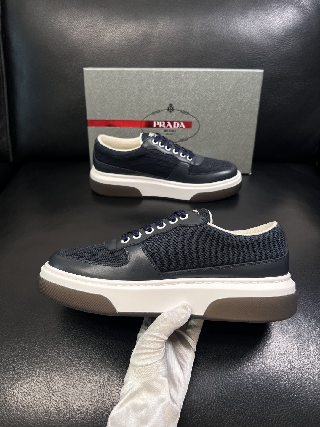 Prada  顶级工艺品，普拉达 专柜同步，原厂配置意大利进口牛皮面料，进口牛皮内里垫，透气舒适，鞋底：