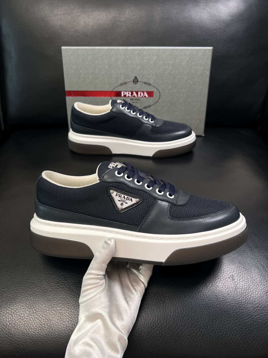 Prada  顶级工艺品，普拉达 专柜同步，原厂配置意大利进口牛皮面料，进口牛皮内里垫，透气舒适，鞋底：