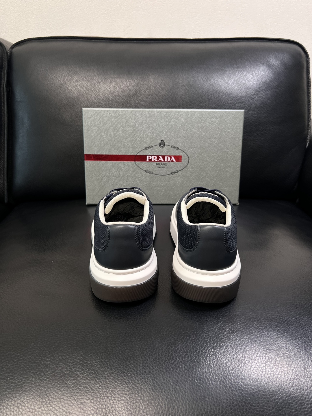 Prada  顶级工艺品，普拉达 专柜同步，原厂配置意大利进口牛皮面料，进口牛皮内里垫，透气舒适，鞋底：
