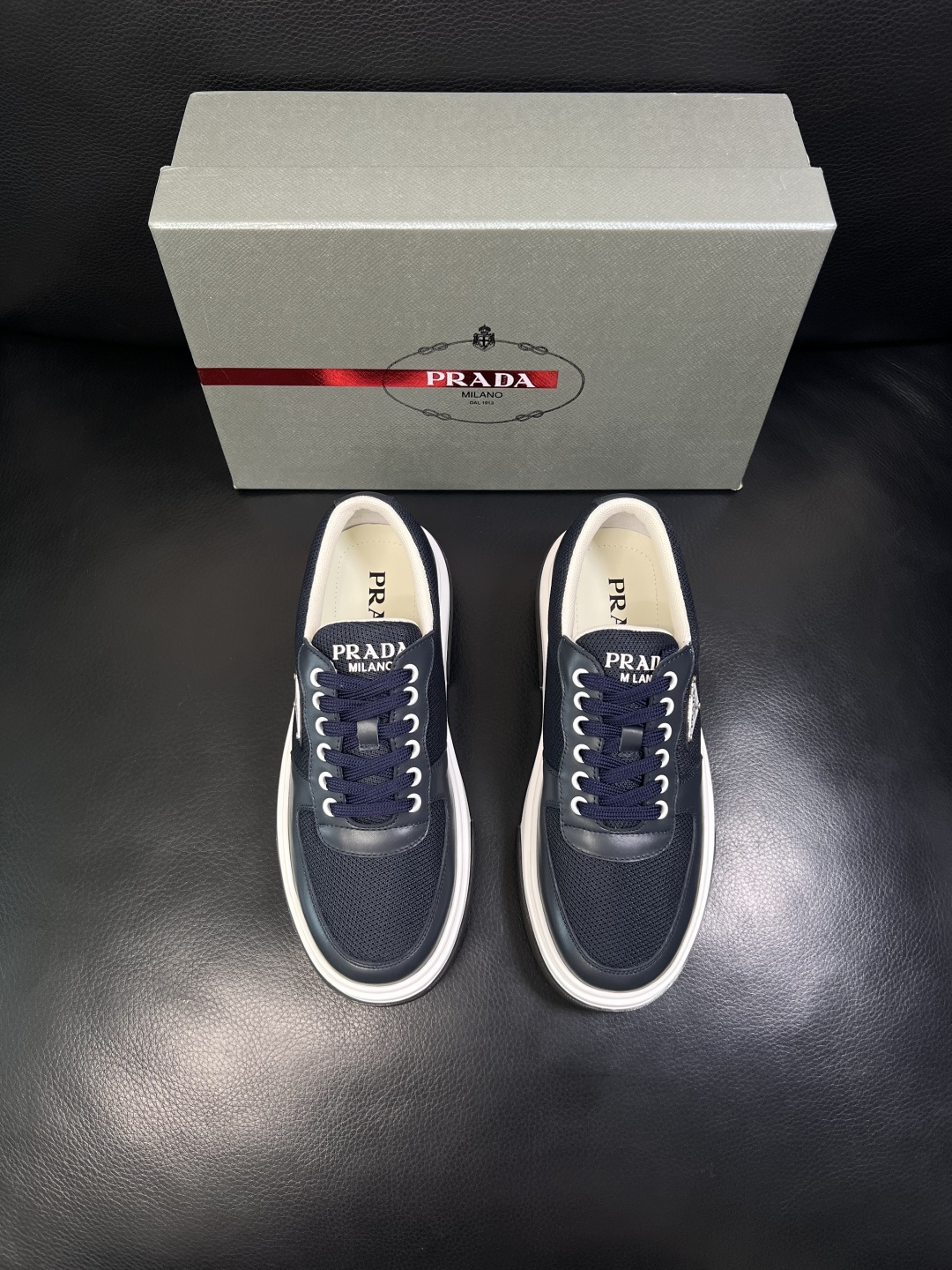 Prada  顶级工艺品，普拉达 专柜同步，原厂配置意大利进口牛皮面料，进口牛皮内里垫，透气舒适，鞋底：