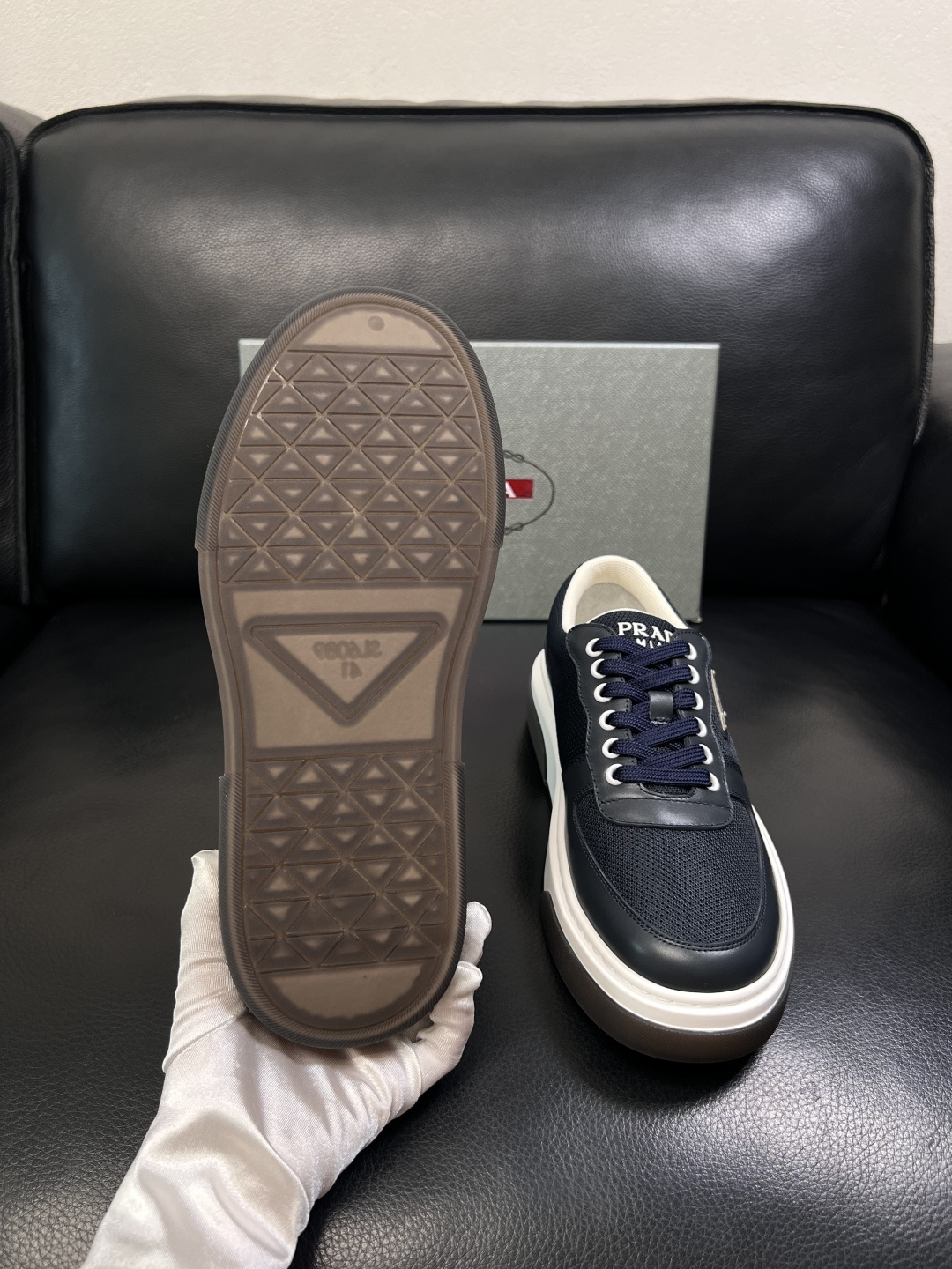 Prada  顶级工艺品，普拉达 专柜同步，原厂配置意大利进口牛皮面料，进口牛皮内里垫，透气舒适，鞋底：