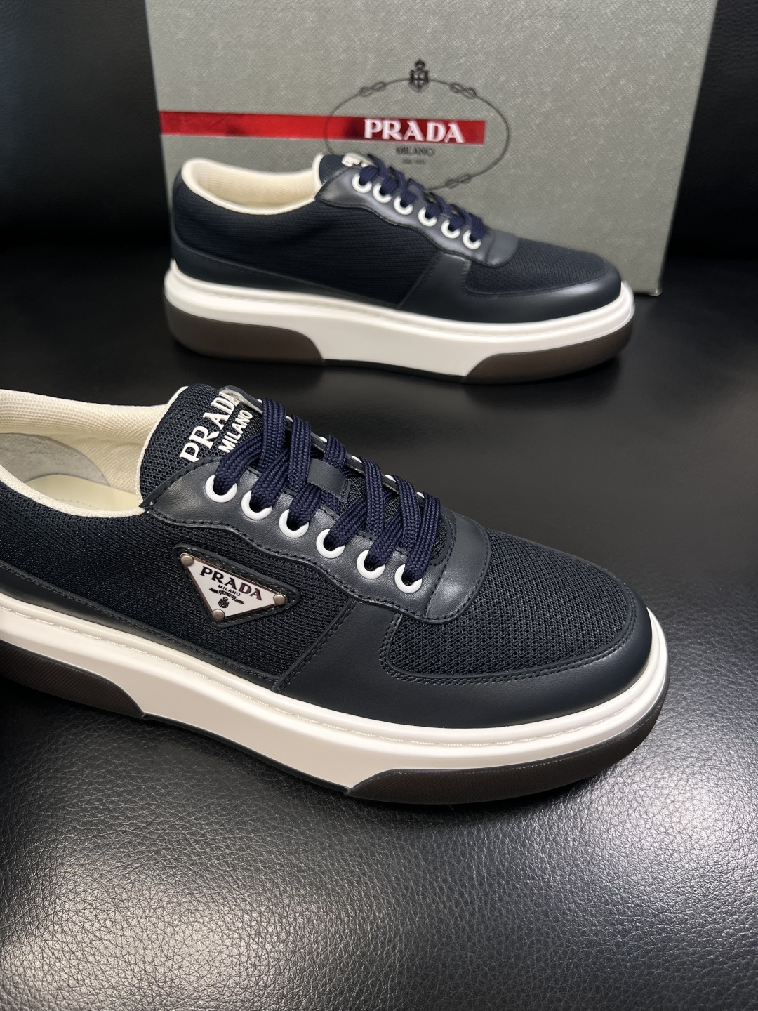 Prada  顶级工艺品，普拉达 专柜同步，原厂配置意大利进口牛皮面料，进口牛皮内里垫，透气舒适，鞋底：