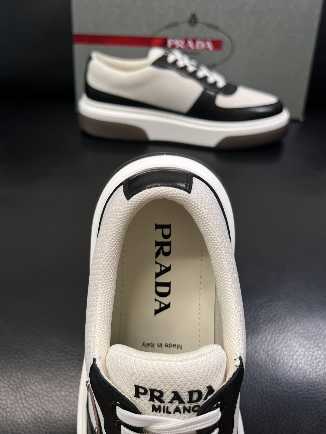Prada  顶级工艺品，普拉达 专柜同步，原厂配置意大利进口牛皮面料，进口牛皮内里垫，透气舒适，鞋底：