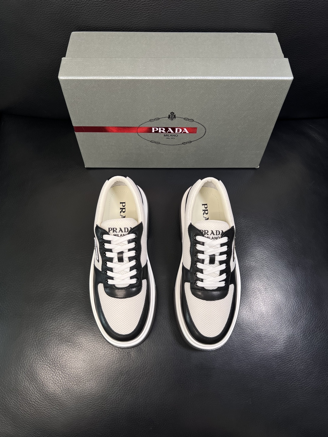 Prada  顶级工艺品，普拉达 专柜同步，原厂配置意大利进口牛皮面料，进口牛皮内里垫，透气舒适，鞋底：