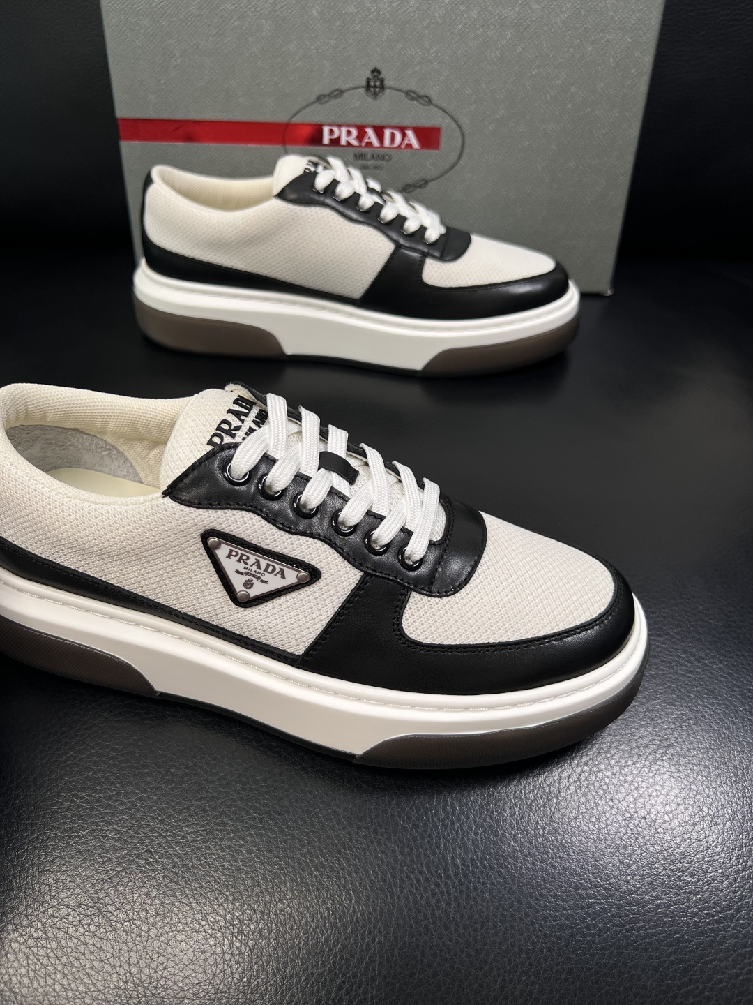 Prada  顶级工艺品，普拉达 专柜同步，原厂配置意大利进口牛皮面料，进口牛皮内里垫，透气舒适，鞋底：