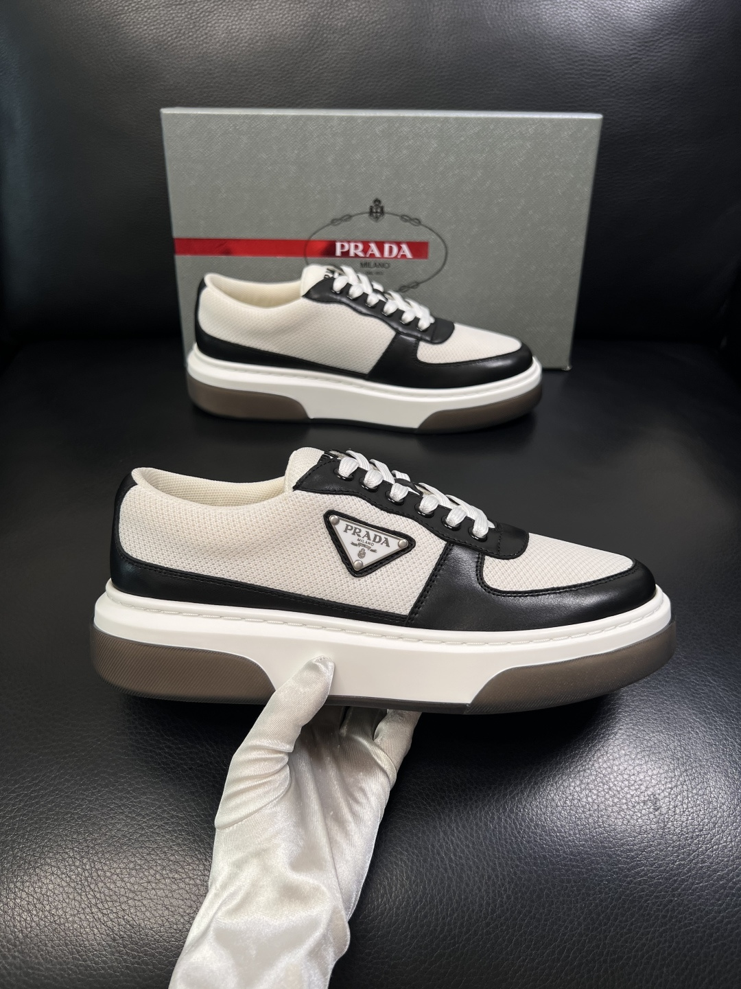 Prada  顶级工艺品，普拉达 专柜同步，原厂配置意大利进口牛皮面料，进口牛皮内里垫，透气舒适，鞋底：