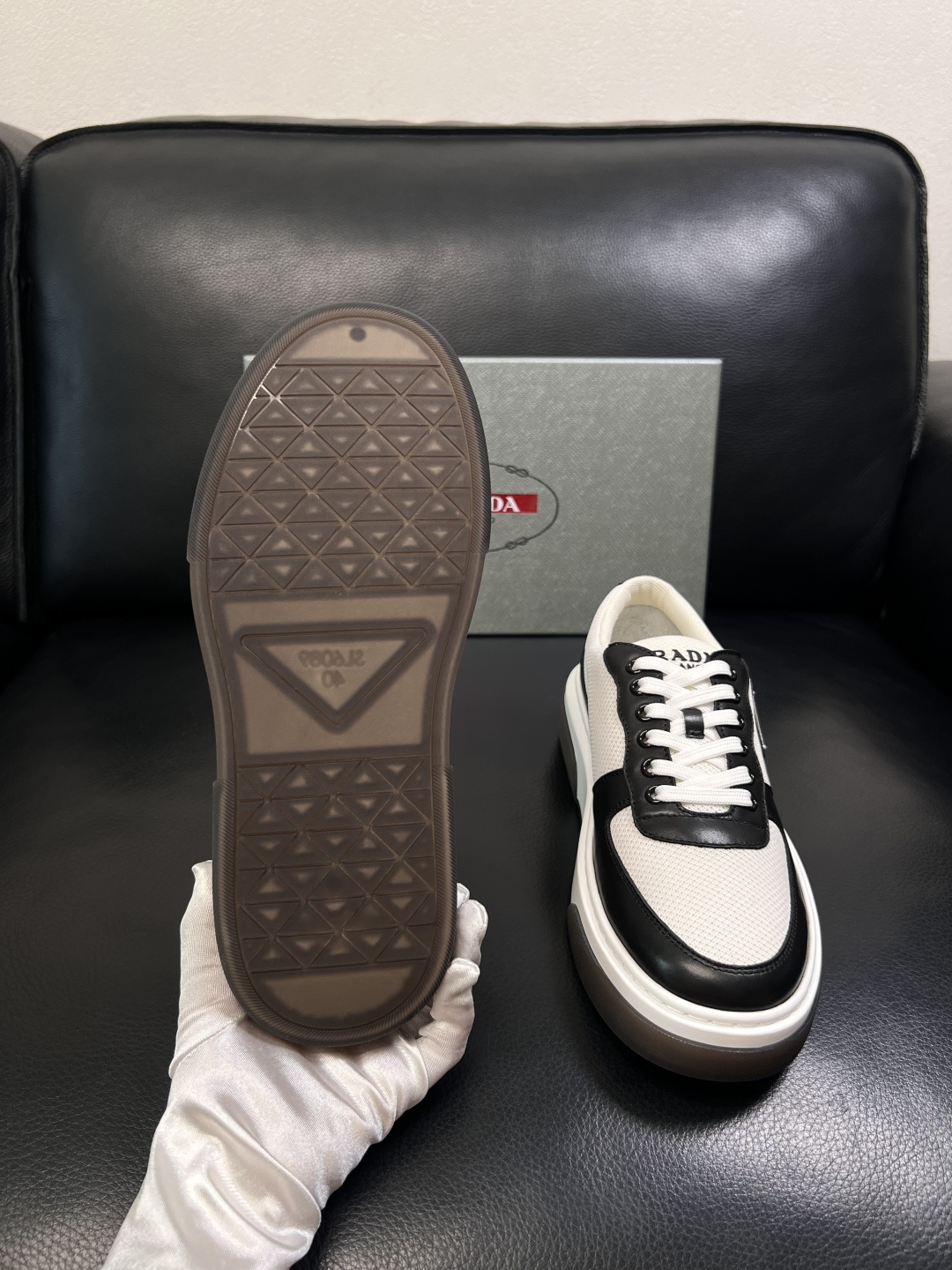 Prada  顶级工艺品，普拉达 专柜同步，原厂配置意大利进口牛皮面料，进口牛皮内里垫，透气舒适，鞋底：