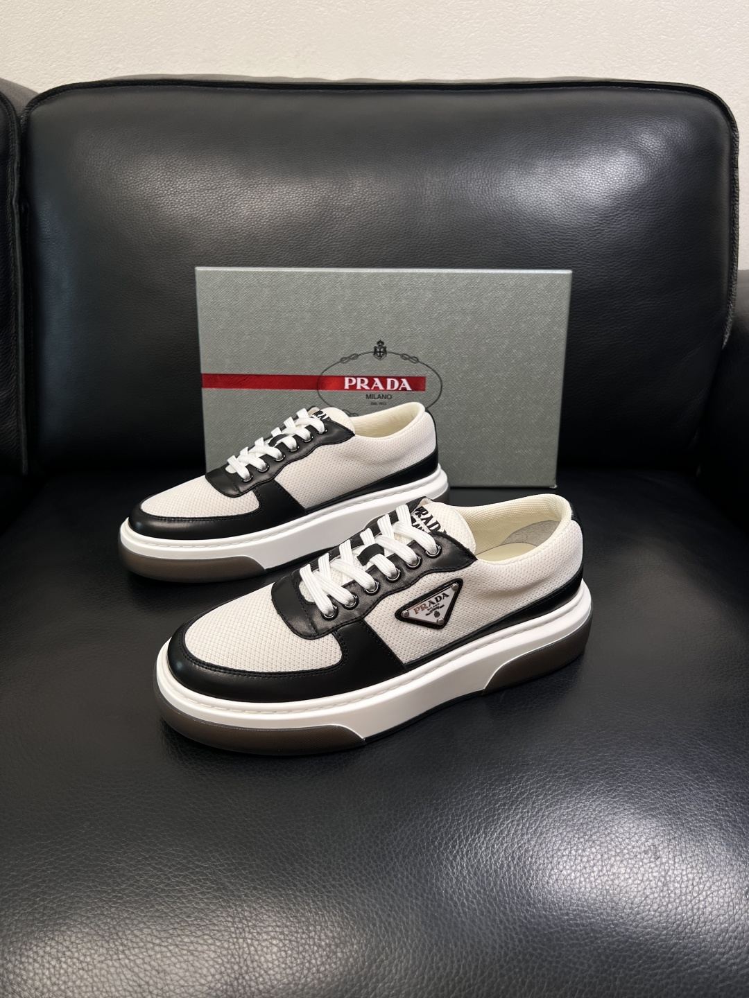 Prada  顶级工艺品，普拉达 专柜同步，原厂配置意大利进口牛皮面料，进口牛皮内里垫，透气舒适，鞋底：
