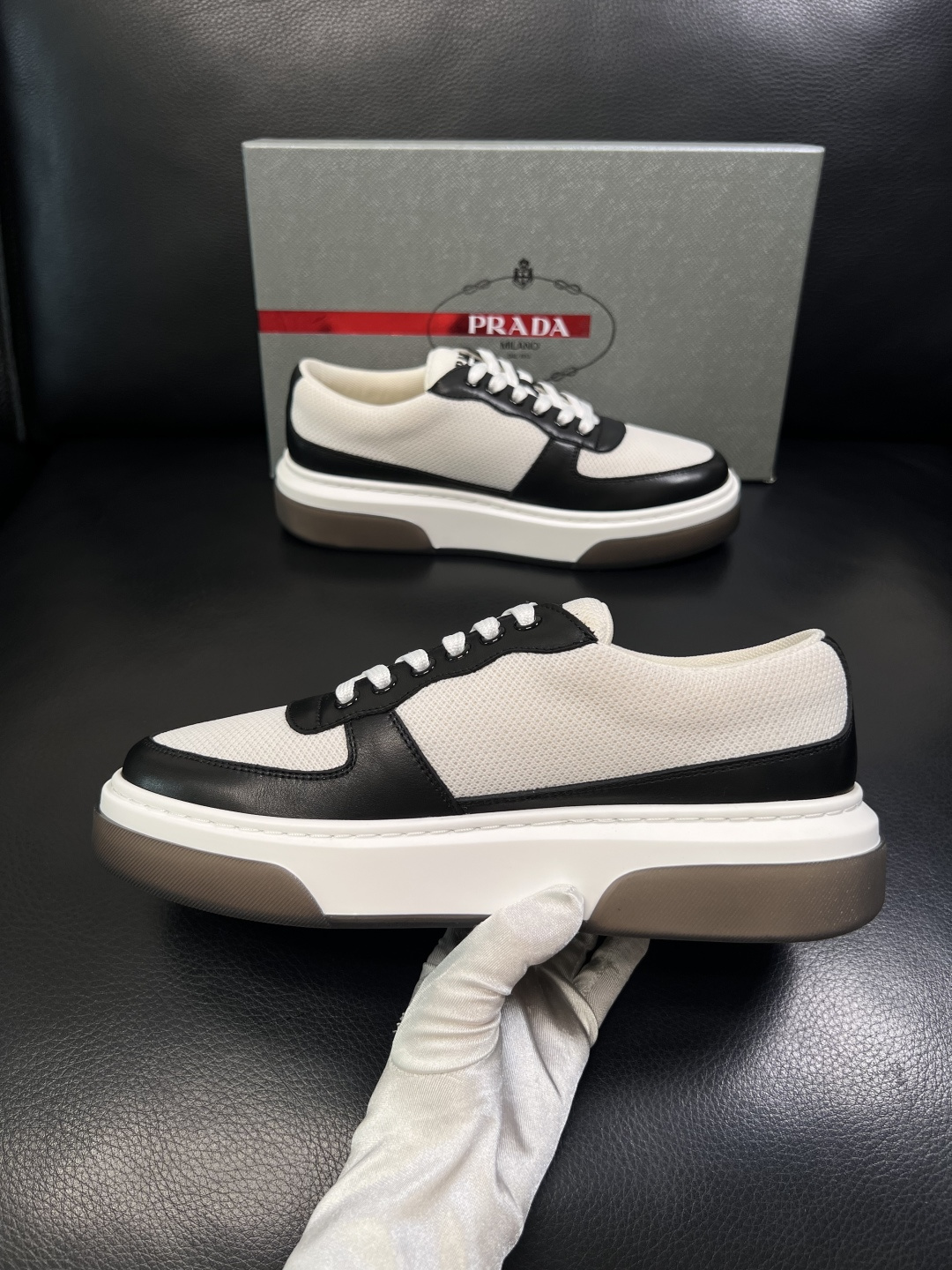 Prada  顶级工艺品，普拉达 专柜同步，原厂配置意大利进口牛皮面料，进口牛皮内里垫，透气舒适，鞋底：