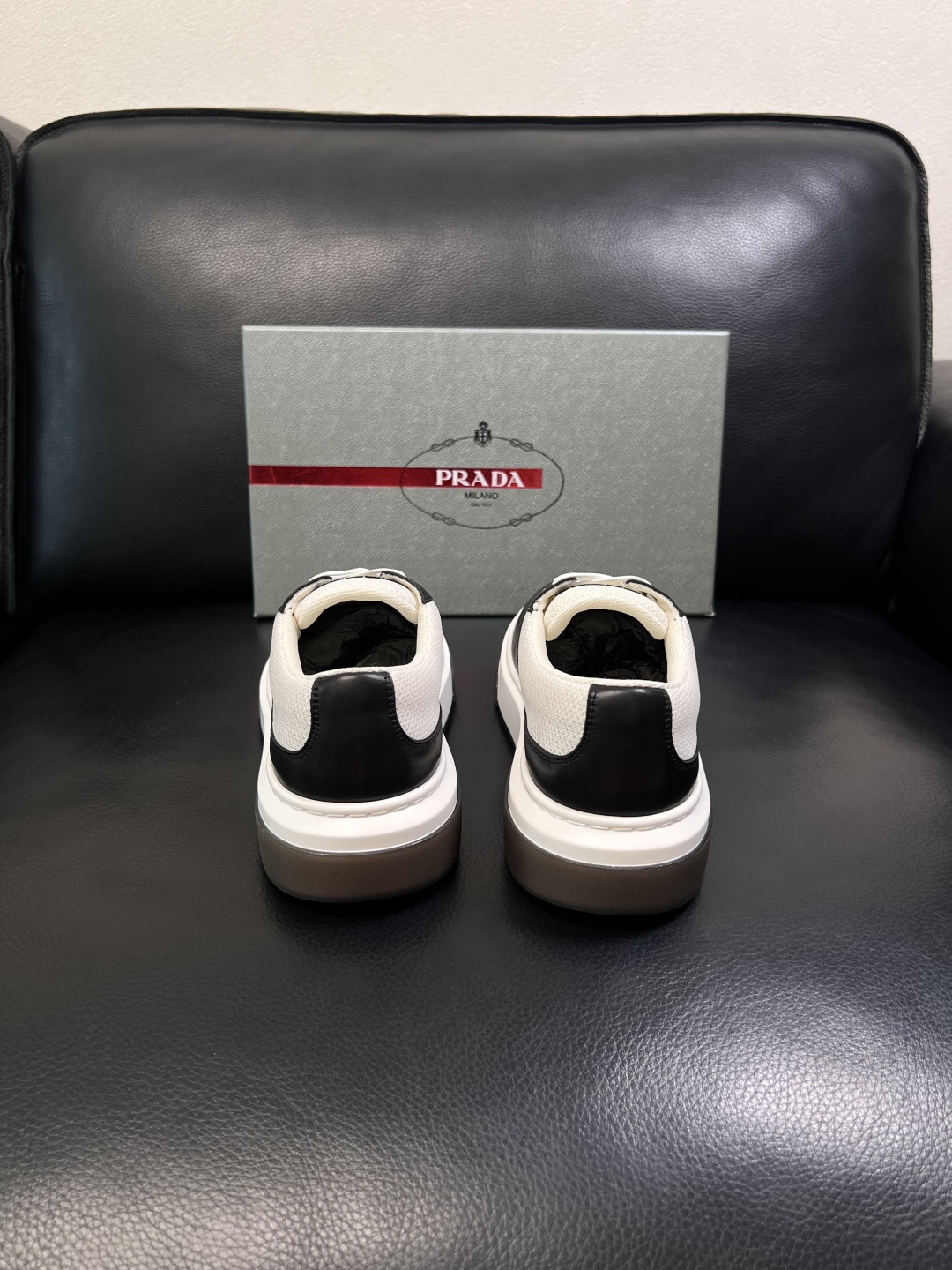 Prada  顶级工艺品，普拉达 专柜同步，原厂配置意大利进口牛皮面料，进口牛皮内里垫，透气舒适，鞋底：