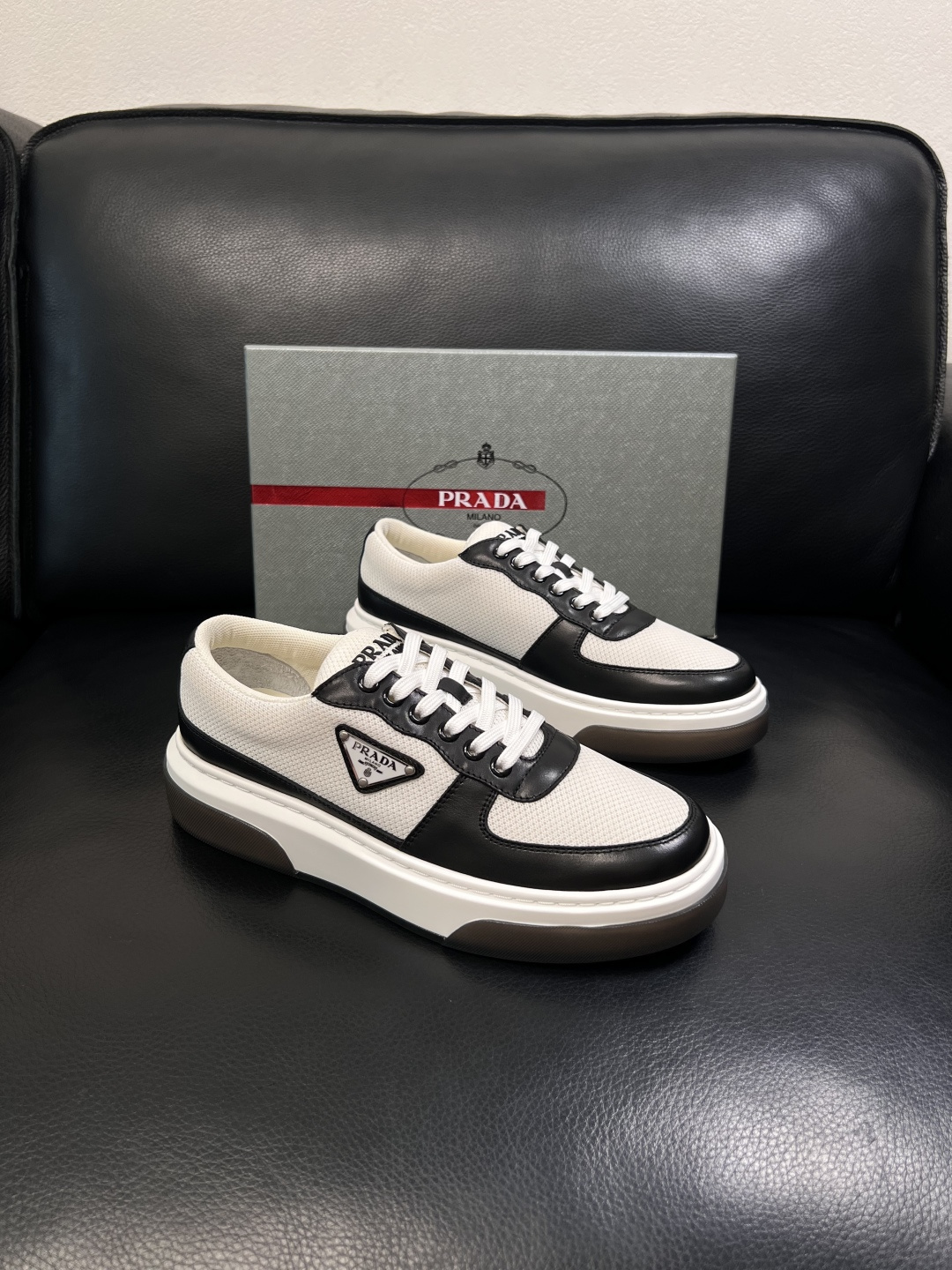 Prada  顶级工艺品，普拉达 专柜同步，原厂配置意大利进口牛皮面料，进口牛皮内里垫，透气舒适，鞋底：