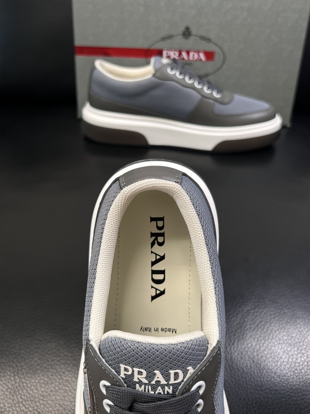 Prada  顶级工艺品，普拉达 专柜同步，原厂配置意大利进口牛皮面料，进口牛皮内里垫，透气舒适，鞋底：