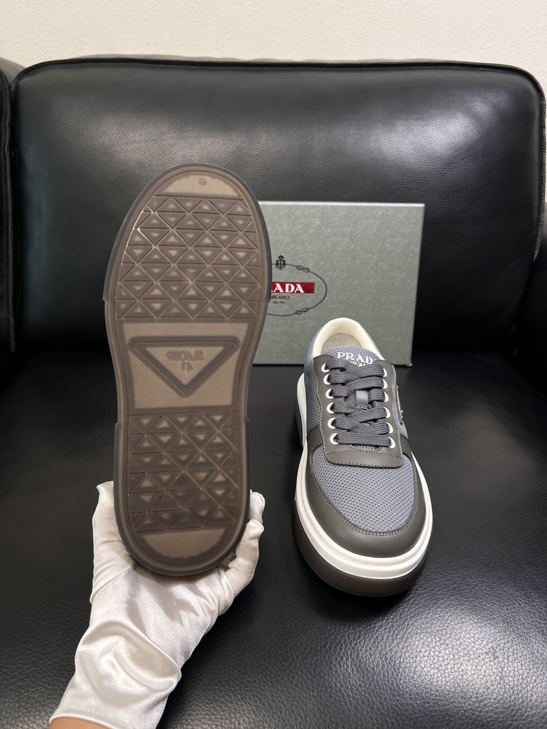 Prada  顶级工艺品，普拉达 专柜同步，原厂配置意大利进口牛皮面料，进口牛皮内里垫，透气舒适，鞋底：
