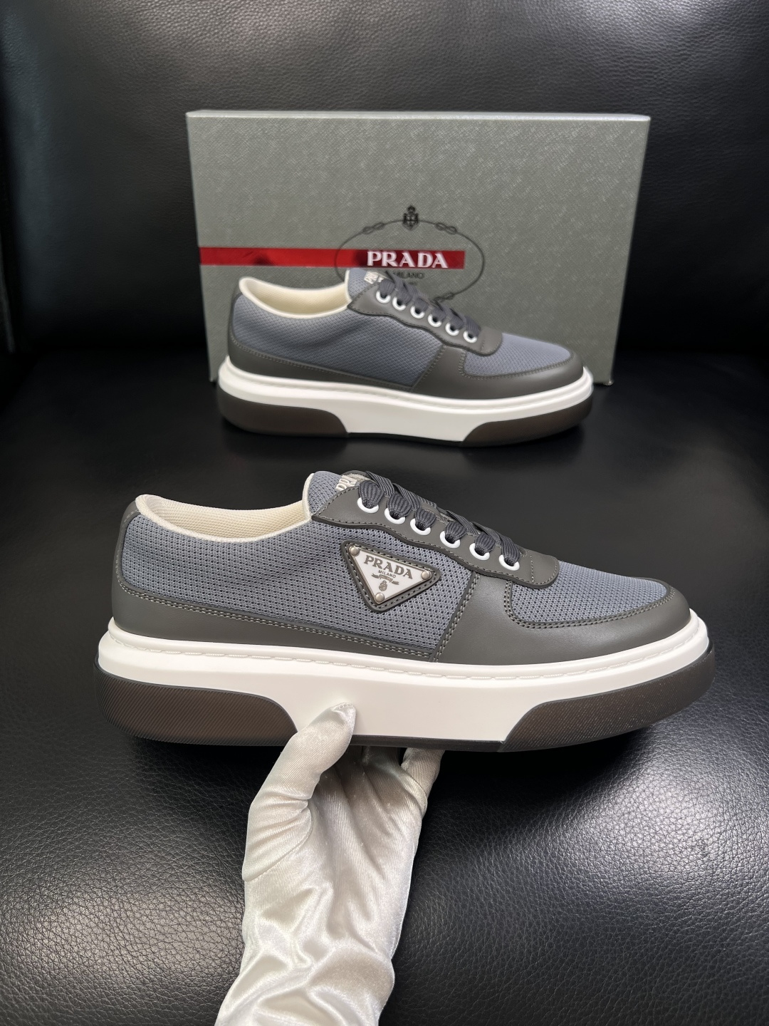 Prada  顶级工艺品，普拉达 专柜同步，原厂配置意大利进口牛皮面料，进口牛皮内里垫，透气舒适，鞋底：