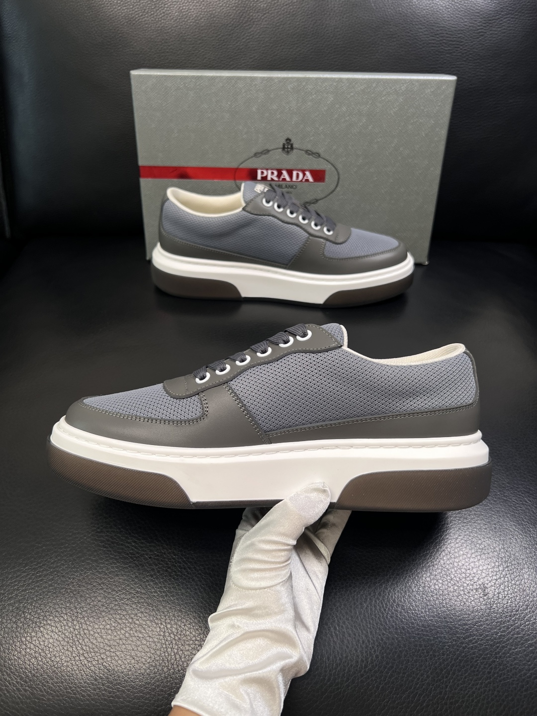 Prada  顶级工艺品，普拉达 专柜同步，原厂配置意大利进口牛皮面料，进口牛皮内里垫，透气舒适，鞋底：