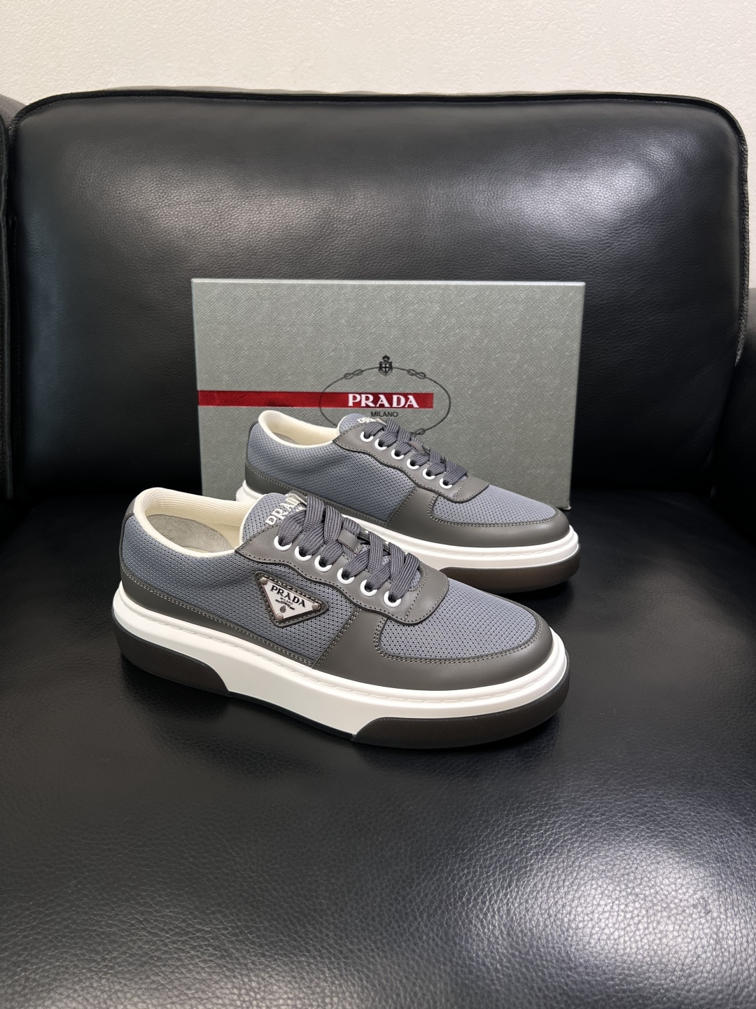 NO:851502,Prada top handicrafts, synchronized with Prada counters, the original factory is equipped with imported cowhide fabrics from Italy, imported cowhide inner pads, breathable and comfortable, the soles are specially provided by the original factory, the original factory follows the order, high quality, welcome to compare, code number 39-44 (customized 38 45 46),, prada, prada, cowhide19860909Prada 顶级工艺品,普拉达 专柜同步,原厂配置意大利进口牛皮面料,进口牛皮内里垫,透气舒适,鞋底原厂特供原版底,原厂跟单货 高品质 欢迎对比,码数 39-44（订做38 45 46）,,prada,prada,cowhide,Men's shoes