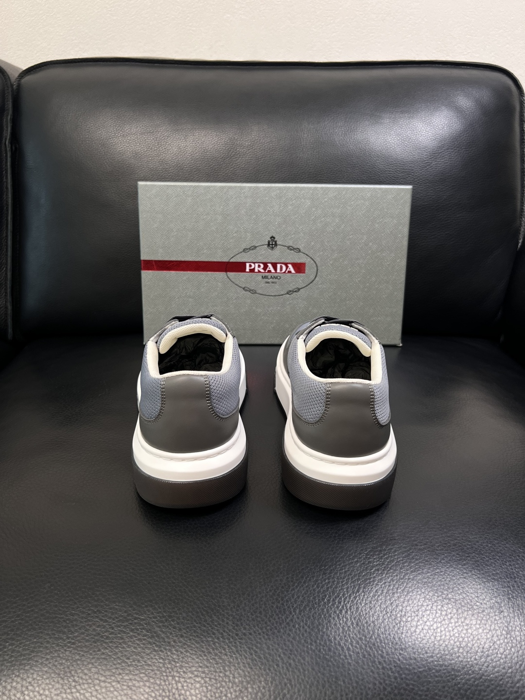 Prada  顶级工艺品，普拉达 专柜同步，原厂配置意大利进口牛皮面料，进口牛皮内里垫，透气舒适，鞋底：