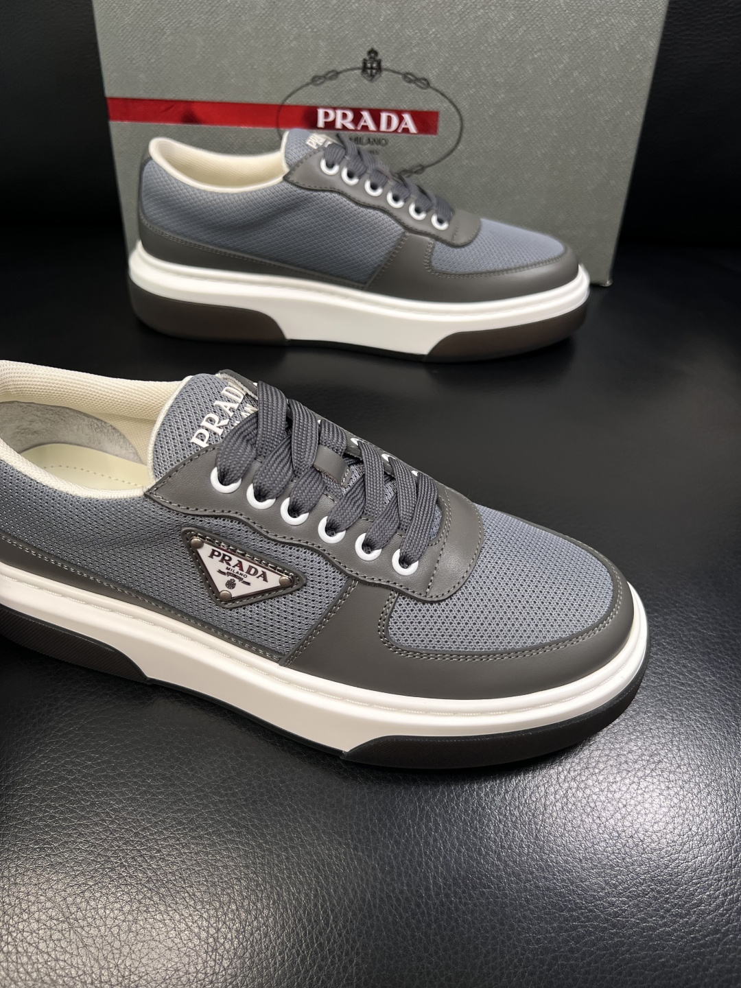 Prada  顶级工艺品，普拉达 专柜同步，原厂配置意大利进口牛皮面料，进口牛皮内里垫，透气舒适，鞋底：
