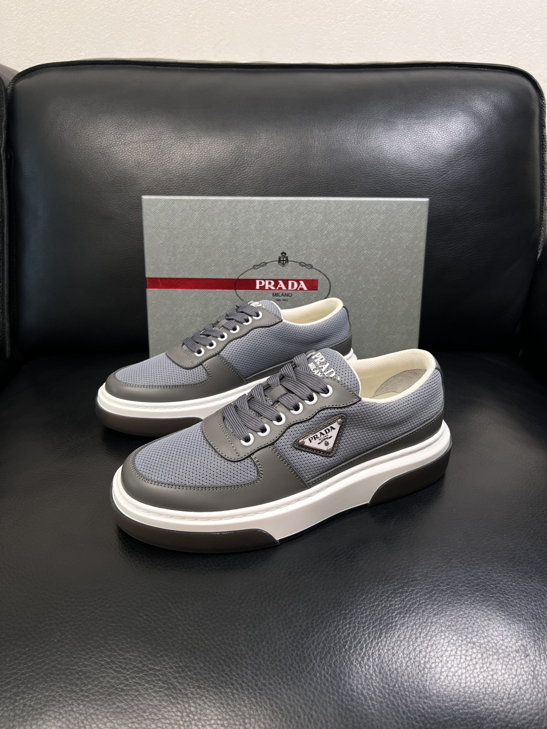 Prada  顶级工艺品，普拉达 专柜同步，原厂配置意大利进口牛皮面料，进口牛皮内里垫，透气舒适，鞋底：