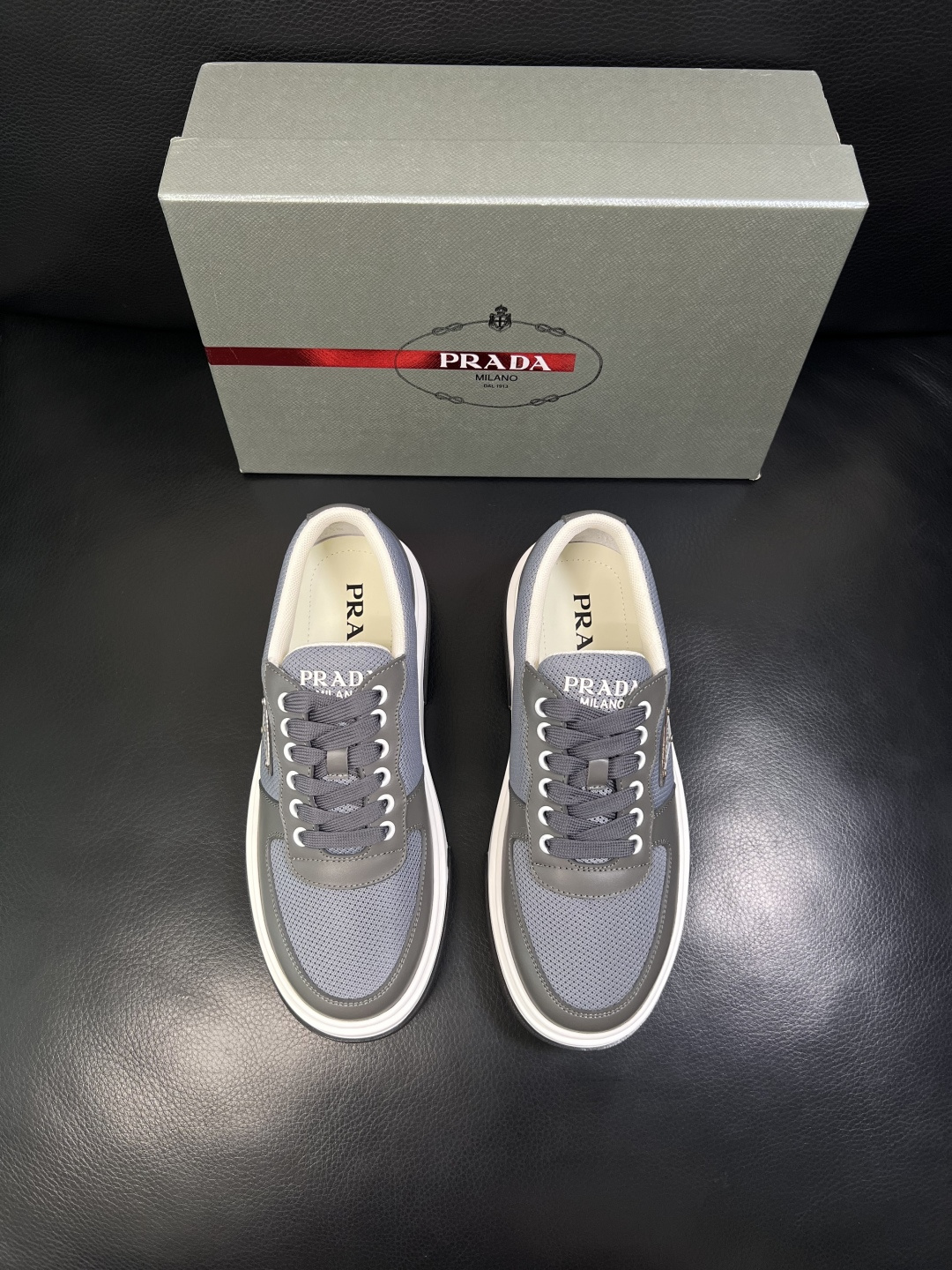 Prada  顶级工艺品，普拉达 专柜同步，原厂配置意大利进口牛皮面料，进口牛皮内里垫，透气舒适，鞋底：