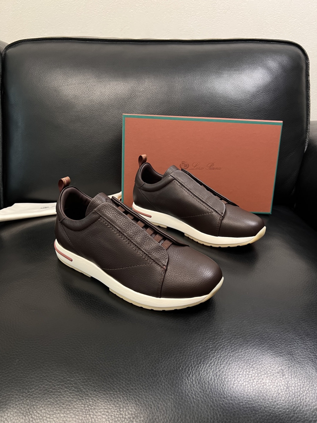 NO:851826,Loro piana is a high-quality top handicraft. The new product counter is equipped with the original factory. The upper is imported cowhide fabric from Italy. High-quality splicing technology. The sole is specially provided by the original factory. The exclusive molded sole is super comfortable. The original factory follows the order. The code number is 39-44 (order 38 45 46), loro piana, cowhide19860909Loro piana 高品质 顶级工艺品 诺悠翩雅 新品专柜同步原厂配置,鞋面意大利进口牛皮面料,高品质拼接工艺,鞋底原厂特供原版底,独家活动成型底超级舒适,原厂跟单货,码数 39-44（ 订 38 45 46）,,loro piana,cowhide,Men's shoes