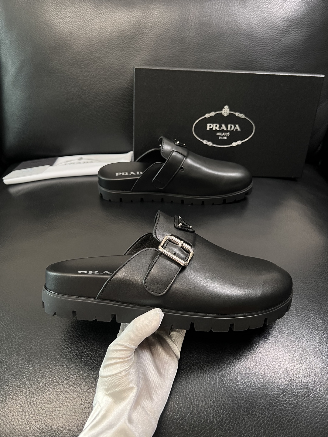 Prada  顶级工艺品，普拉达  拖鞋专柜同步，原厂配置意大利进口牛皮面料，进口牛皮内里垫，透气舒适，
