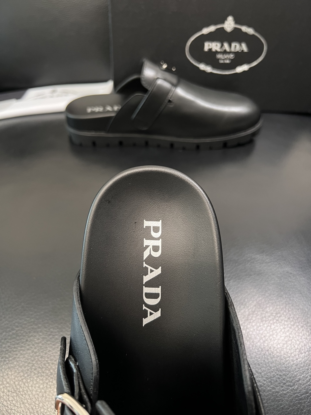 Prada  顶级工艺品，普拉达  拖鞋专柜同步，原厂配置意大利进口牛皮面料，进口牛皮内里垫，透气舒适，