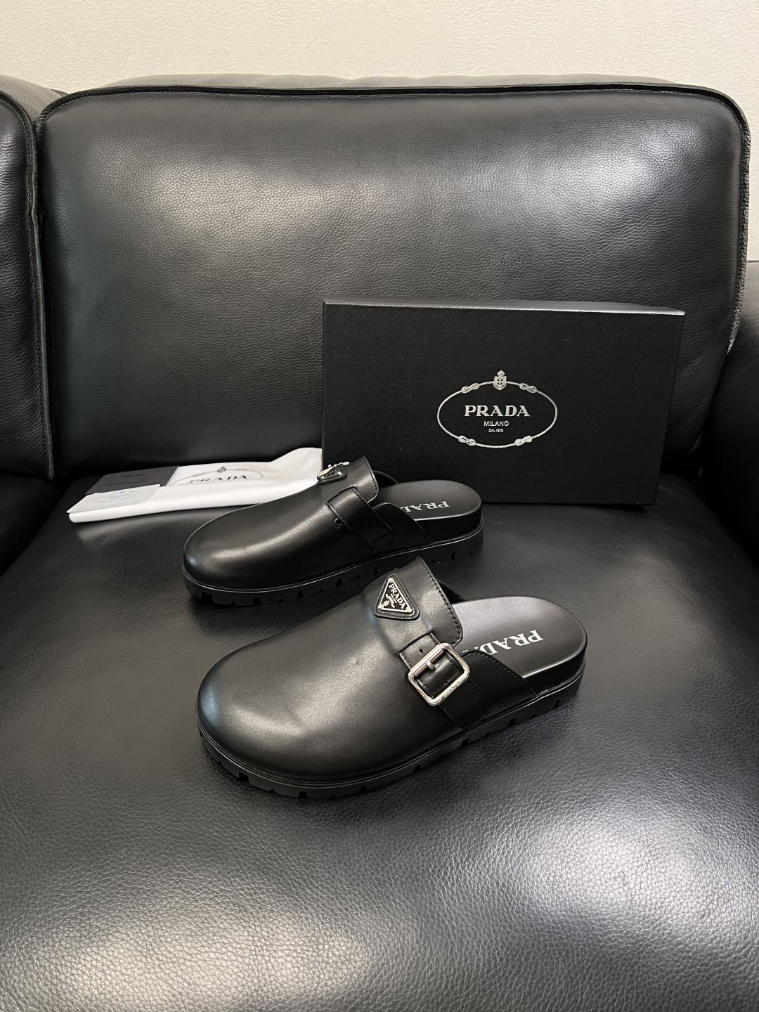Prada  顶级工艺品，普拉达  拖鞋专柜同步，原厂配置意大利进口牛皮面料，进口牛皮内里垫，透气舒适，