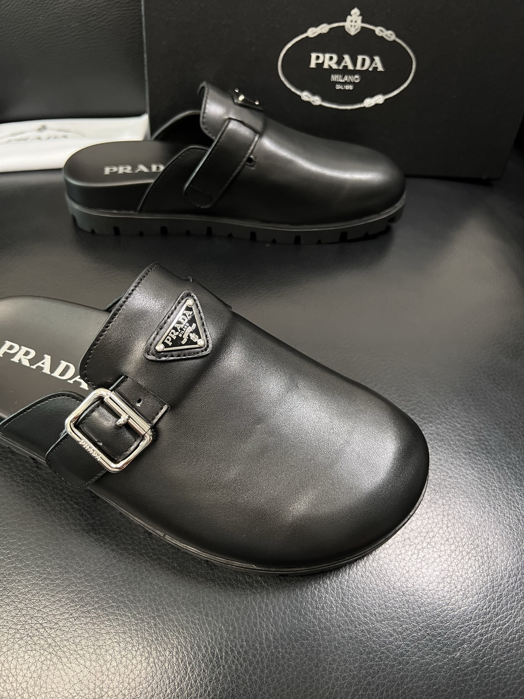 Prada  顶级工艺品，普拉达  拖鞋专柜同步，原厂配置意大利进口牛皮面料，进口牛皮内里垫，透气舒适，