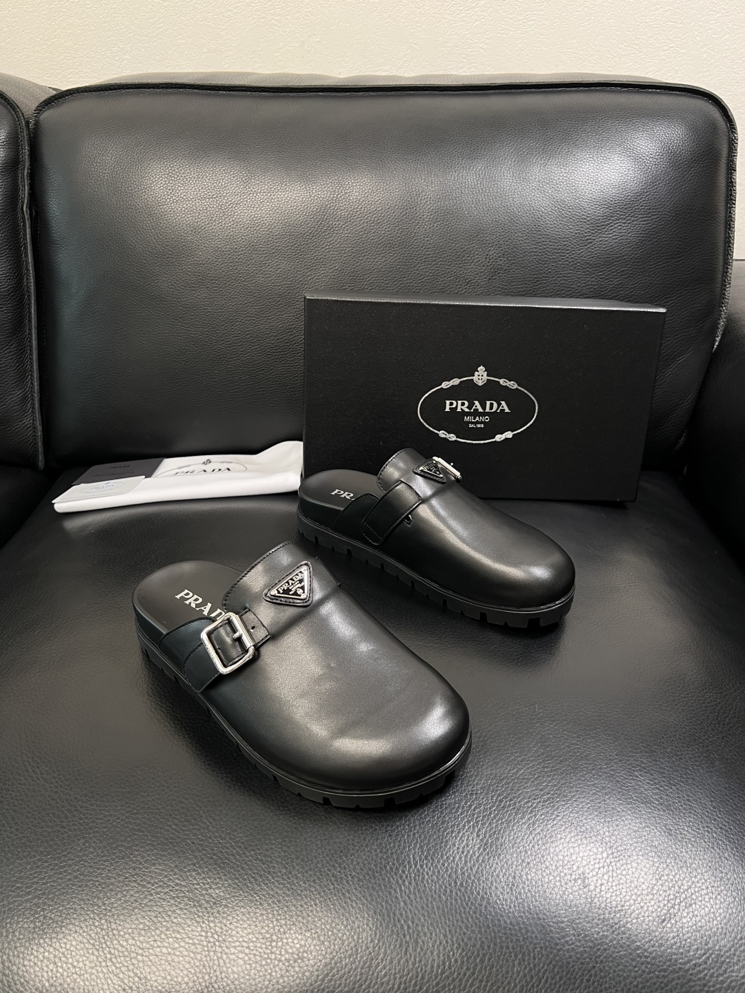 Prada  顶级工艺品，普拉达  拖鞋专柜同步，原厂配置意大利进口牛皮面料，进口牛皮内里垫，透气舒适，