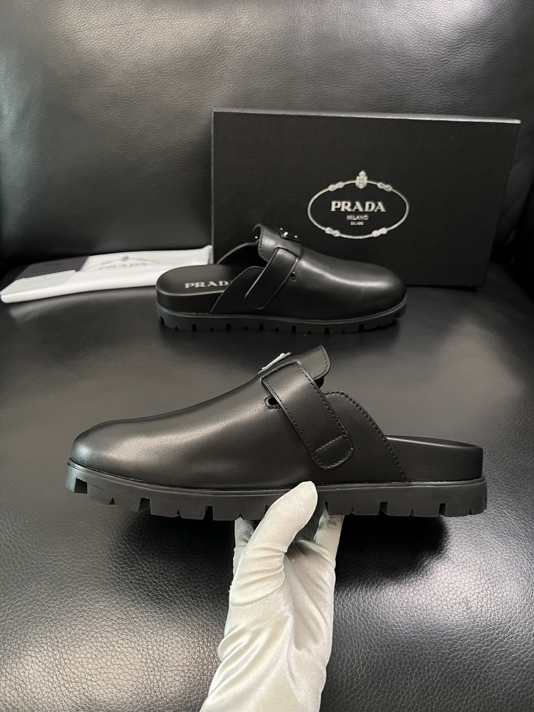 Prada  顶级工艺品，普拉达  拖鞋专柜同步，原厂配置意大利进口牛皮面料，进口牛皮内里垫，透气舒适，