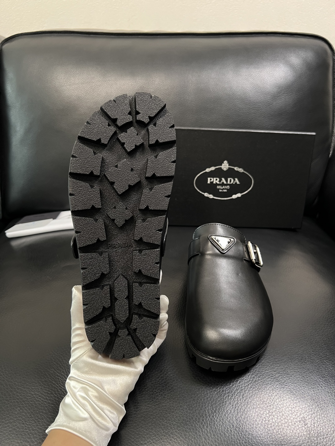 Prada  顶级工艺品，普拉达  拖鞋专柜同步，原厂配置意大利进口牛皮面料，进口牛皮内里垫，透气舒适，