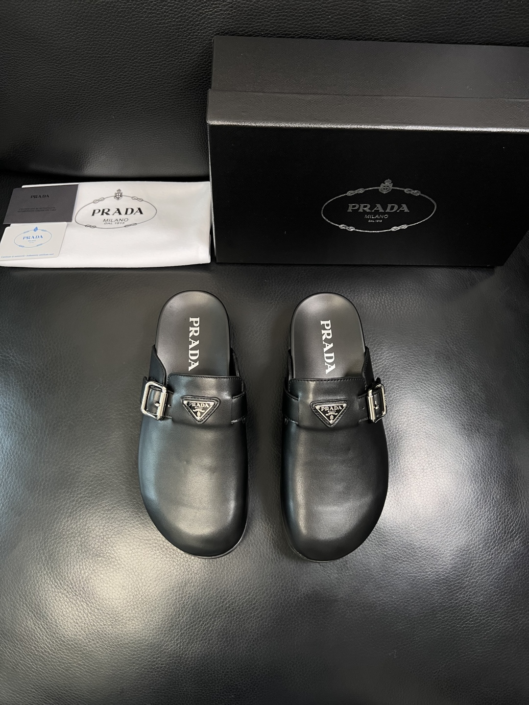 Prada  顶级工艺品，普拉达  拖鞋专柜同步，原厂配置意大利进口牛皮面料，进口牛皮内里垫，透气舒适，