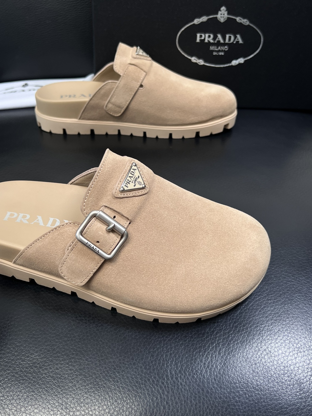 Prada  顶级工艺品，普拉达  拖鞋专柜同步，原厂配置意大利进口牛皮面料，进口牛皮内里垫，透气舒适，
