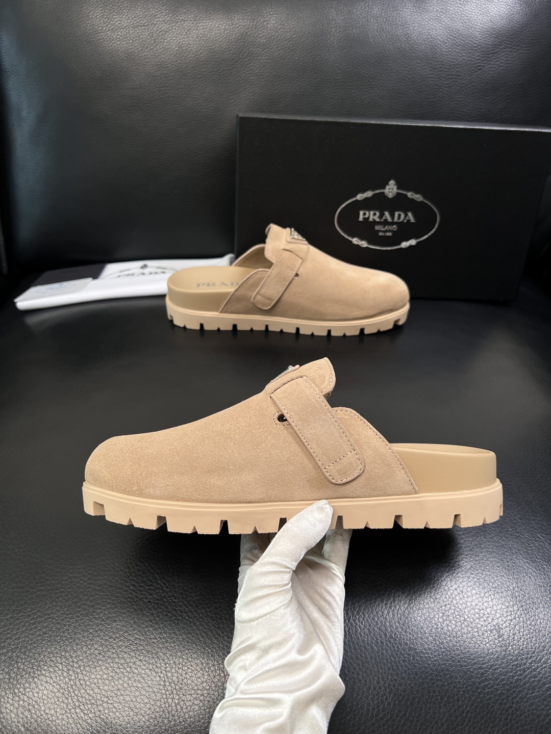 Prada  顶级工艺品，普拉达  拖鞋专柜同步，原厂配置意大利进口牛皮面料，进口牛皮内里垫，透气舒适，