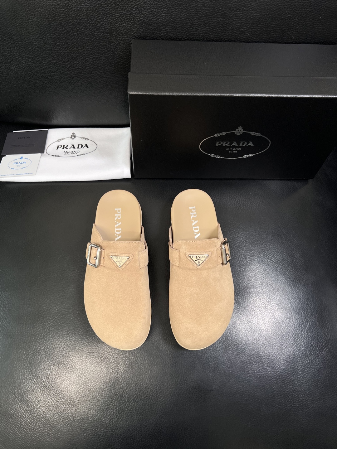 Prada  顶级工艺品，普拉达  拖鞋专柜同步，原厂配置意大利进口牛皮面料，进口牛皮内里垫，透气舒适，