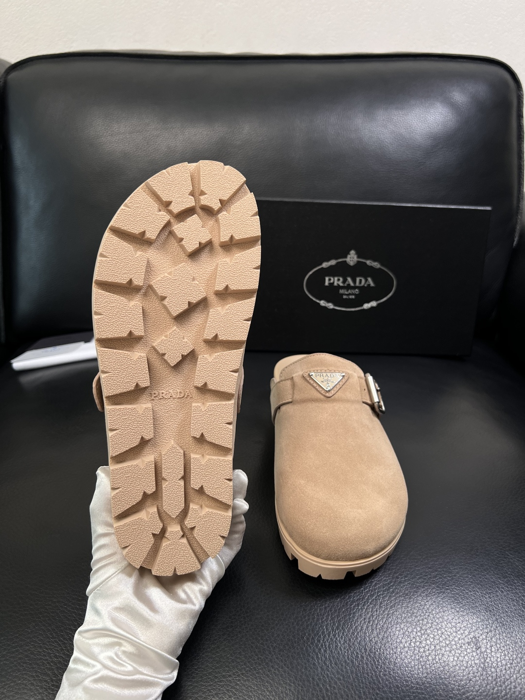 Prada  顶级工艺品，普拉达  拖鞋专柜同步，原厂配置意大利进口牛皮面料，进口牛皮内里垫，透气舒适，