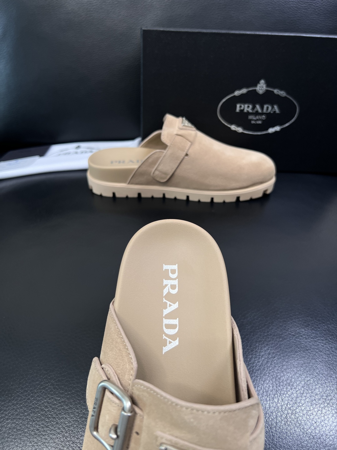 Prada  顶级工艺品，普拉达  拖鞋专柜同步，原厂配置意大利进口牛皮面料，进口牛皮内里垫，透气舒适，
