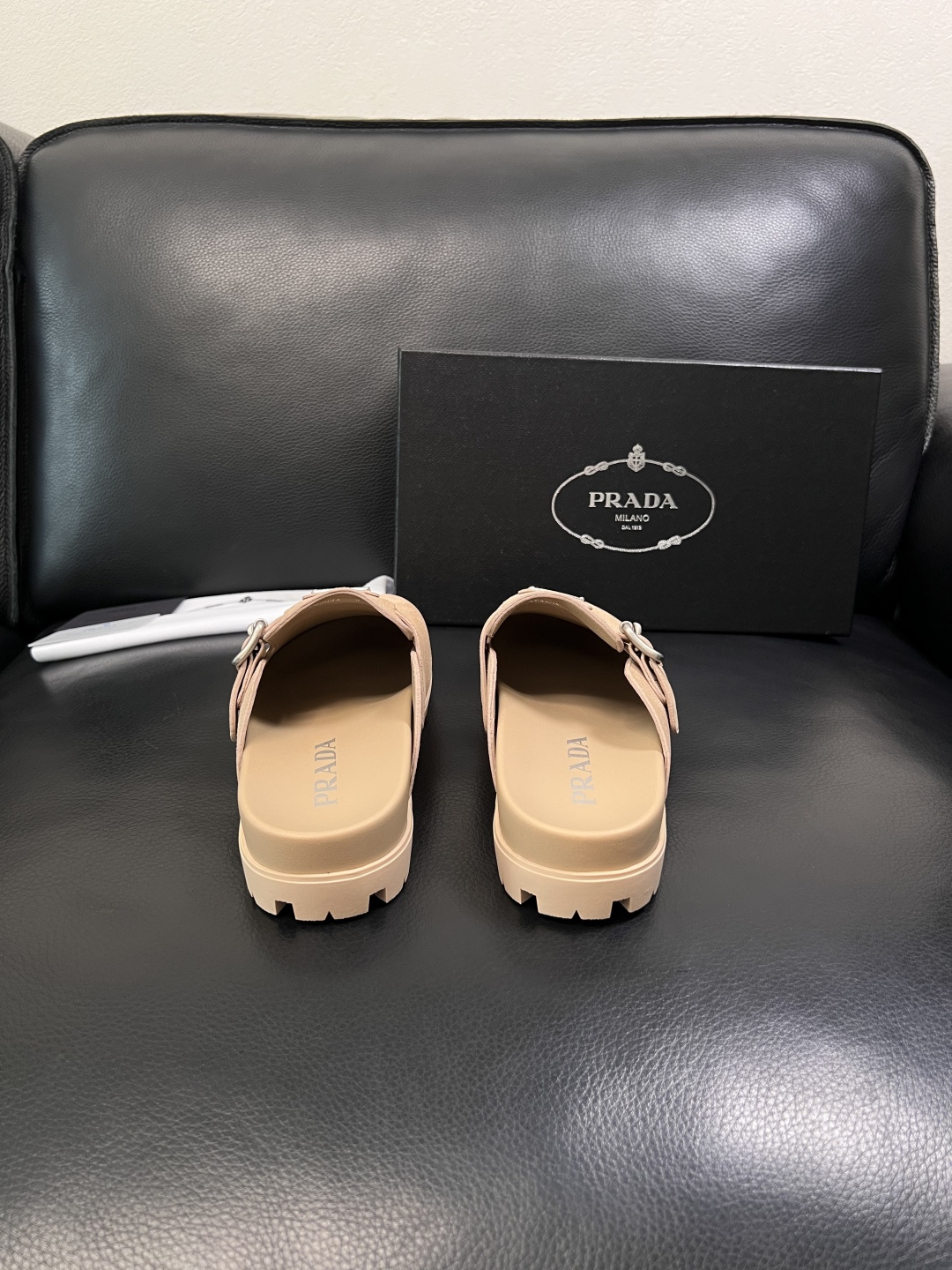 Prada  顶级工艺品，普拉达  拖鞋专柜同步，原厂配置意大利进口牛皮面料，进口牛皮内里垫，透气舒适，