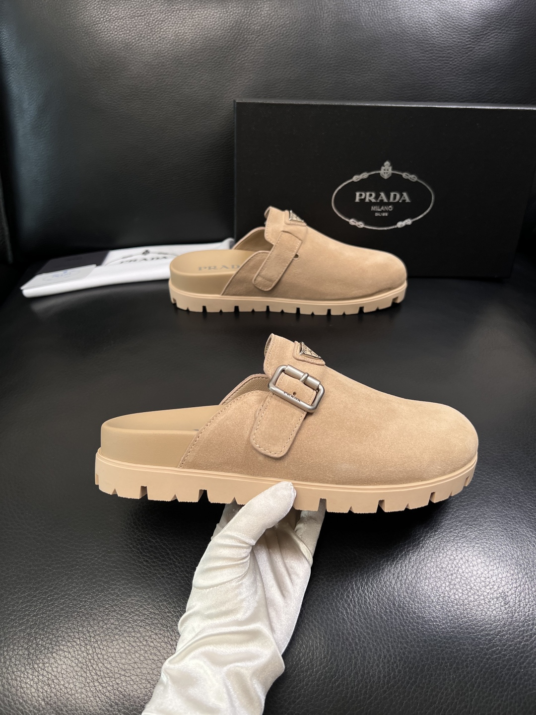 Prada  顶级工艺品，普拉达  拖鞋专柜同步，原厂配置意大利进口牛皮面料，进口牛皮内里垫，透气舒适，