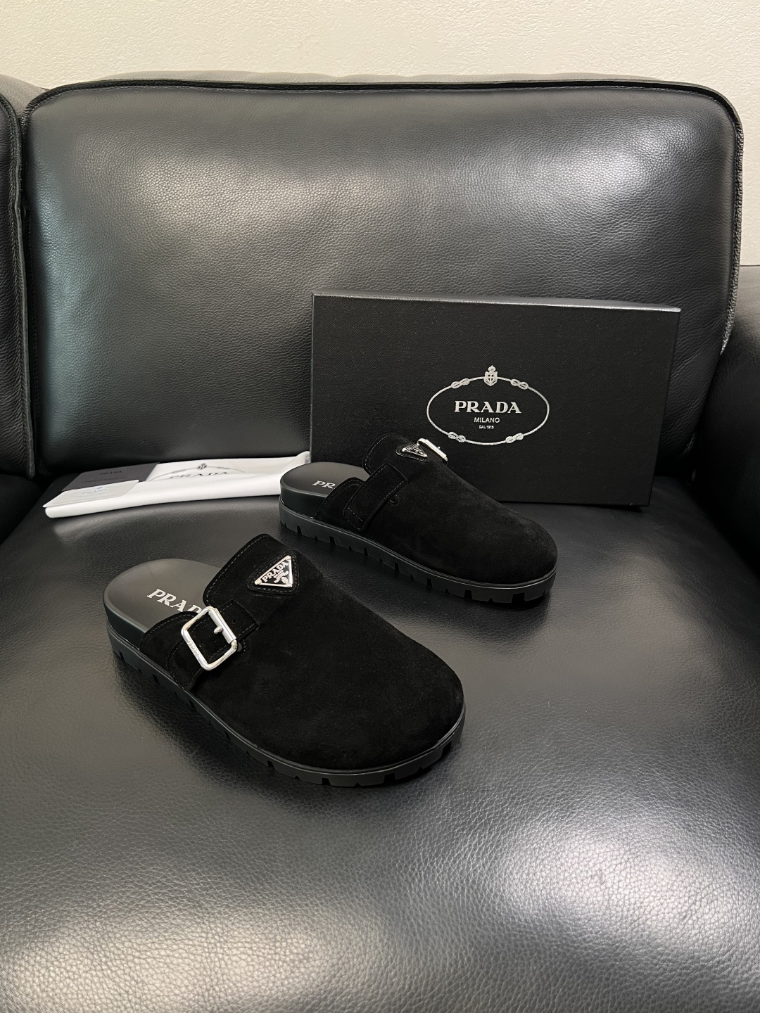 Prada  顶级工艺品，普拉达  拖鞋专柜同步，原厂配置意大利进口牛皮面料，进口牛皮内里垫，透气舒适，