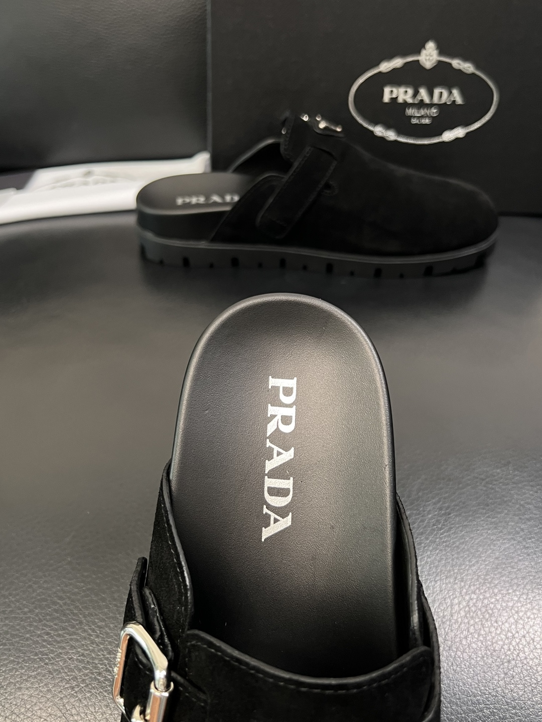 Prada  顶级工艺品，普拉达  拖鞋专柜同步，原厂配置意大利进口牛皮面料，进口牛皮内里垫，透气舒适，
